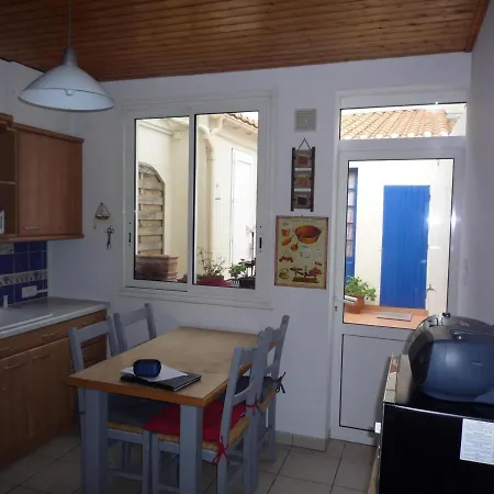 Maison De Pecheur Renovee Avec Cour Calme, A 50m De La Et Proche Et Commerces - Fr-1-92-702 Les Sables-dʼOlonne
